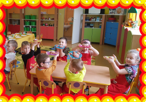 Dzieci pokazują wykonane pączki.